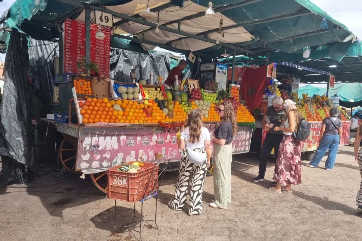 Stand vendeur jus de fruits place Jemaa el Fna Marrakech