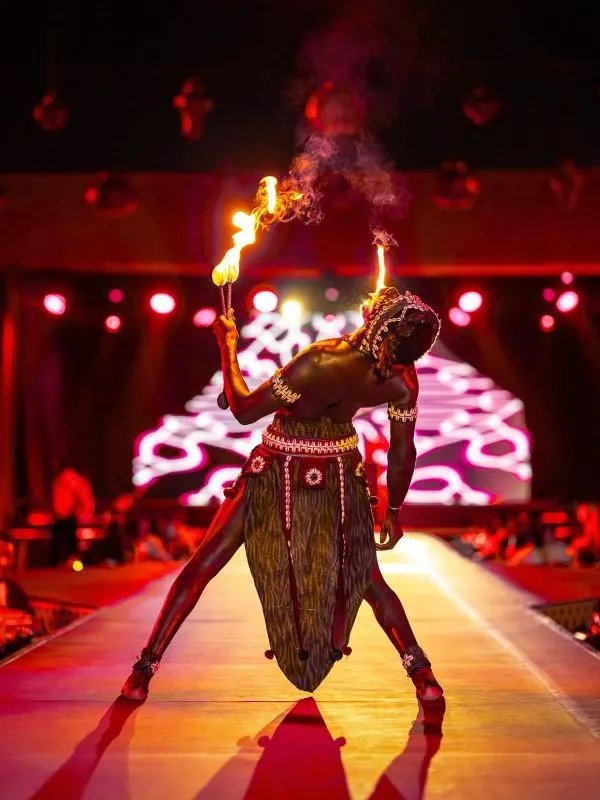 Cracheur de feu en costume tribal au Dar Soukkar Marrakech