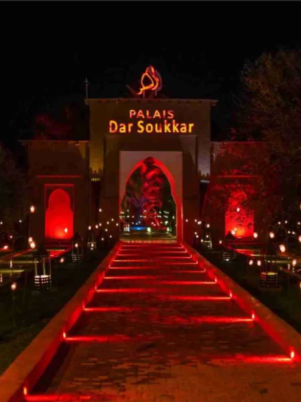 Vue nocturne de l'entrée du Palais Dar Soukkar Marrakech avec illumination