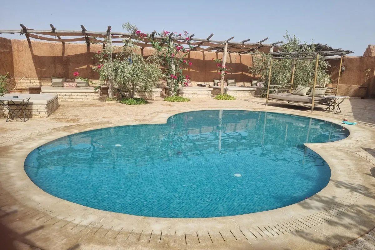 Pataugeoire et beds lounge pour familles avec enfants à La Secret Beach Marrakech