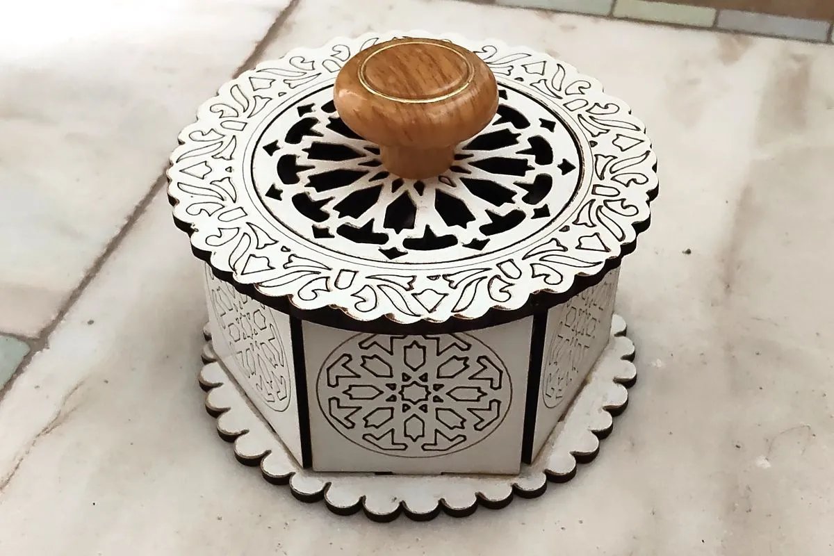 Photo : Just Marrakech Boîte artisanale en bois sculpté achetée dans les souks de Safi, au Maroc.