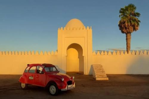 Ce que les Marrakchis font quand ils voient passer notre 2CV
